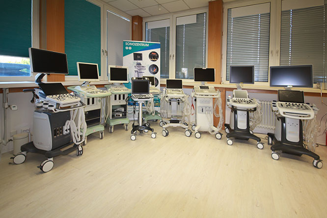 Ultraschall-Geräte im Showroom der Schelle-Medizintechnik GmbH